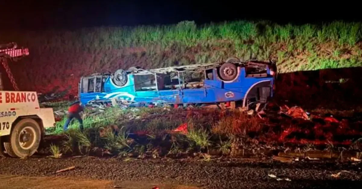 Un autobús que transportaba trabajadores agrícolas volcó en la BR-153, causando una tragedia en el sureste de Brasil.
