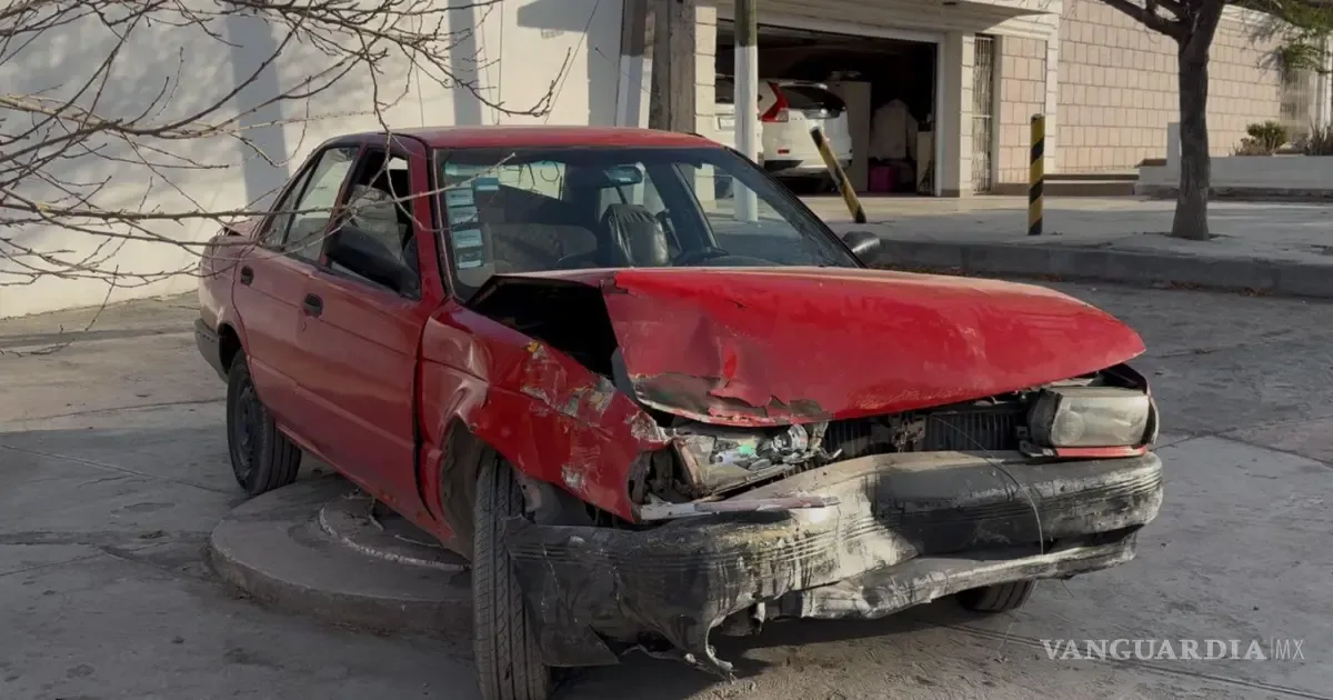 Un automóvil dañado tras impactar la barda de la escuela primaria en Saltillo.