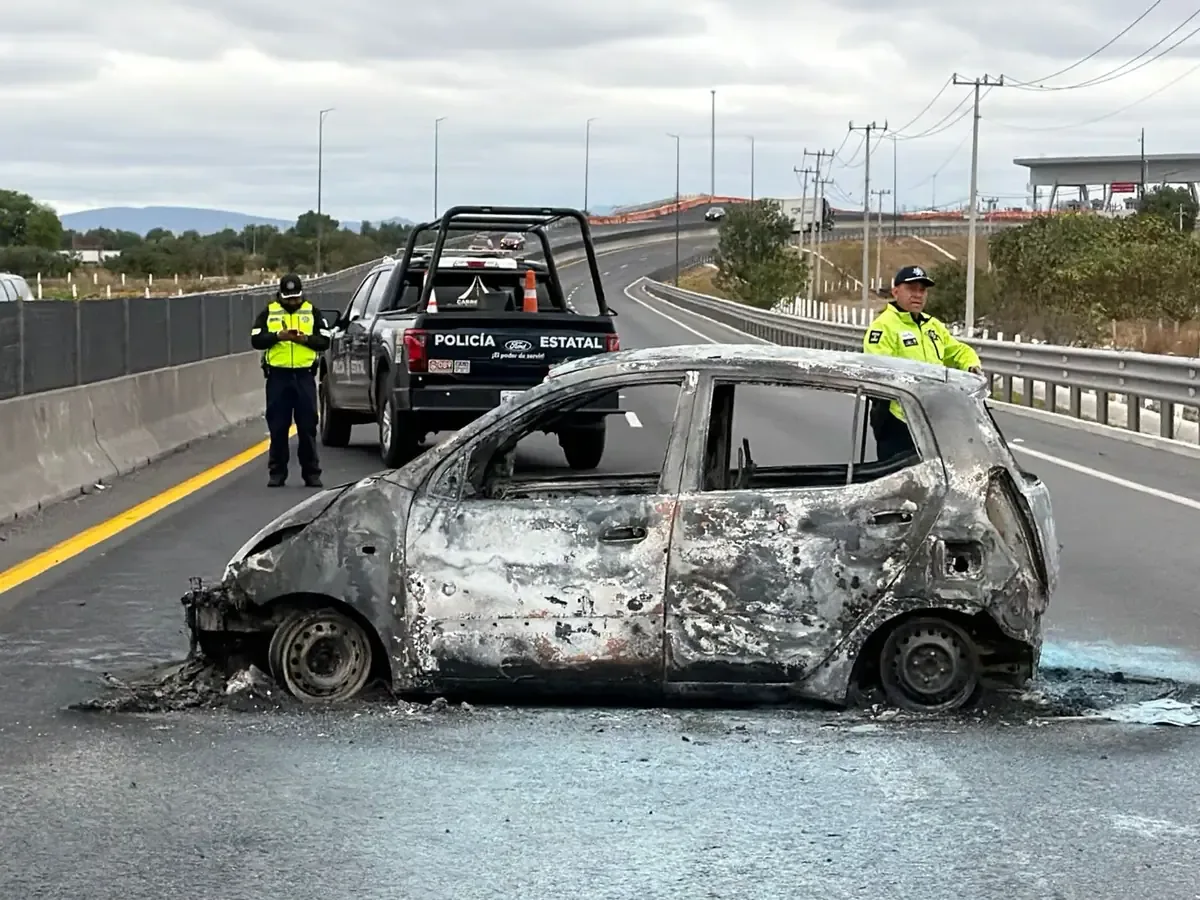Un automóvil fue encontrado incendiado en Tultepec, sin ocupantes a la vista, generando una rápida respuesta de las autoridades.
