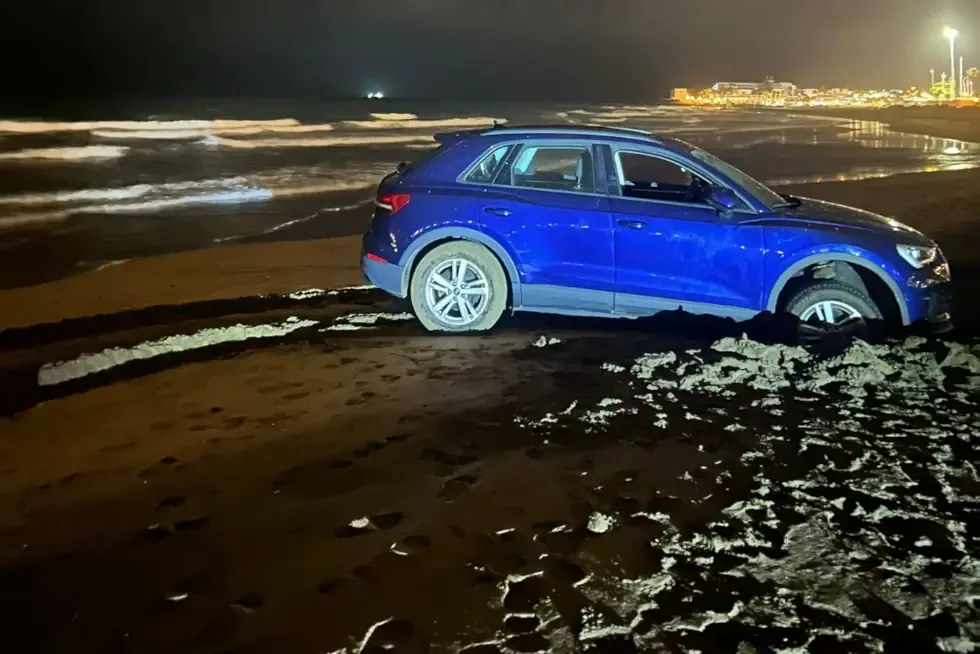 Un automóvil fue liberado en Puerto del Carmen gracias a un eficiente operativo de emergencia.