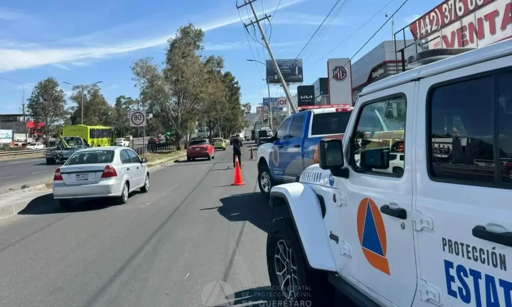 Un automóvil impactó un poste en la 57; autoridades toman medidas preventivas.