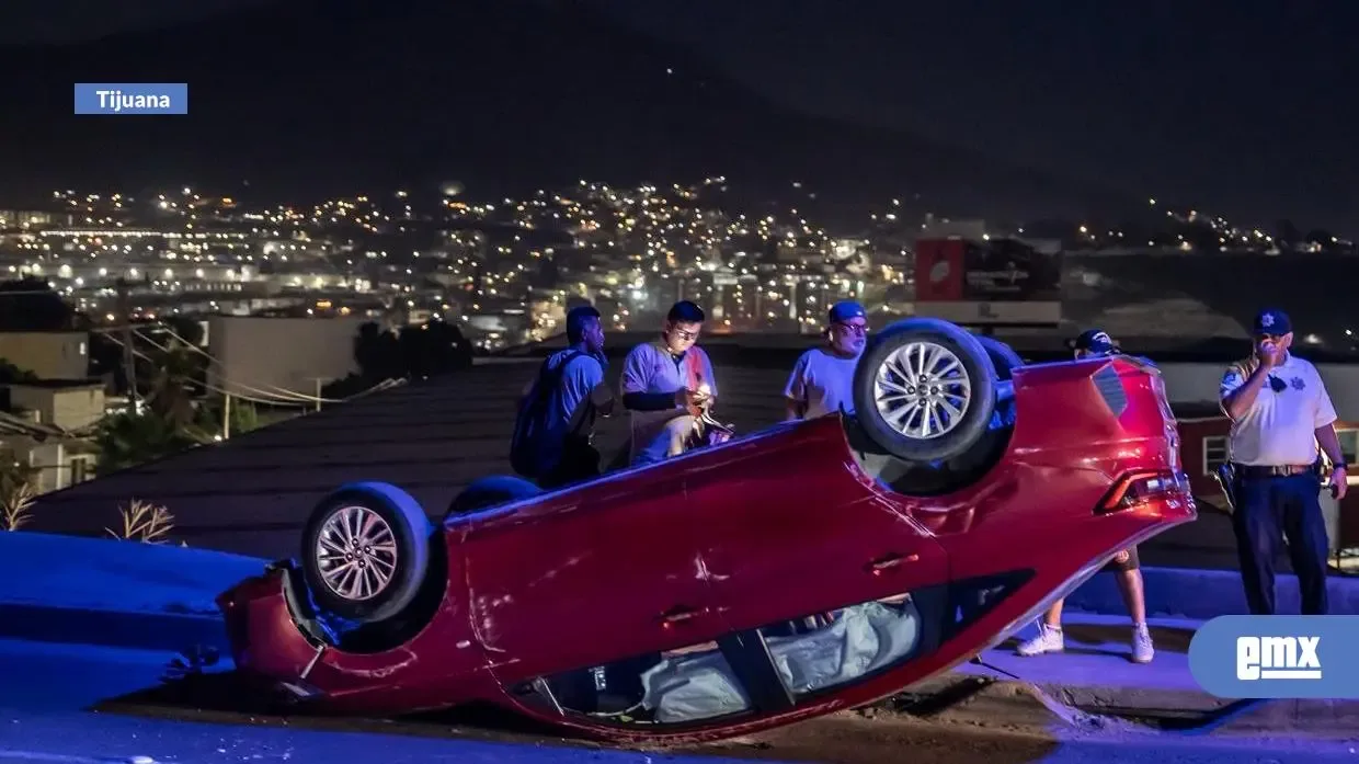 Un automóvil volcado en el bulevar Cucapah, Tijuana, causando congestionamiento.