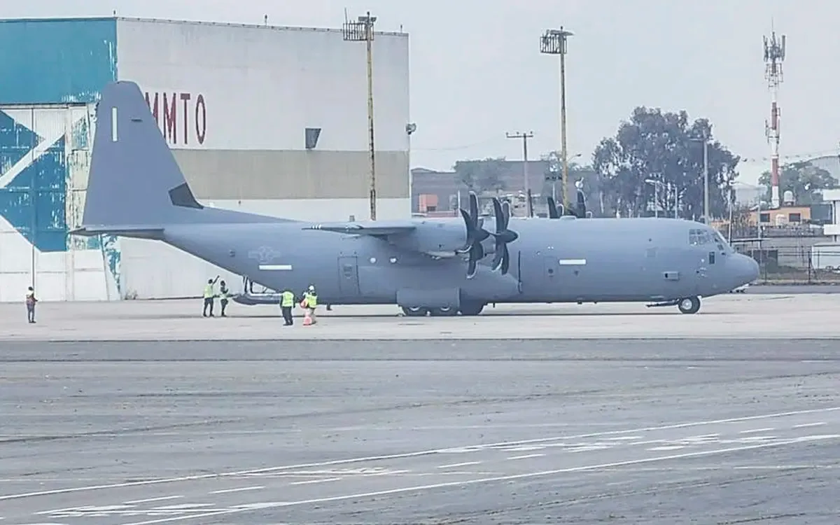 Un avión C-130 aterrizando en el Aeropuerto Internacional de Toluca.