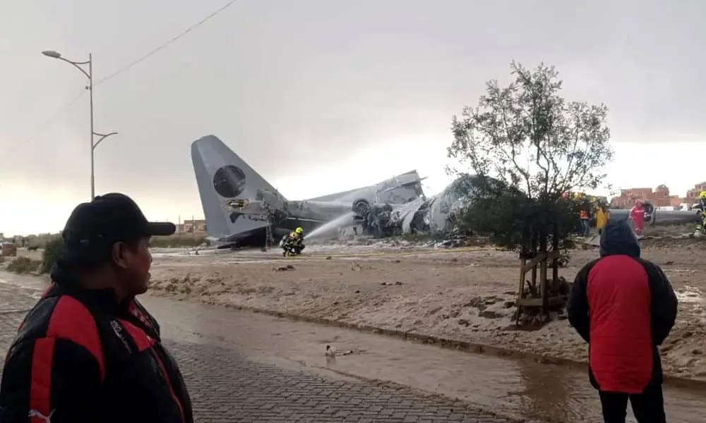 Un avión de carga se accidentó en El Alto, generando disturbios y caos en la zona.