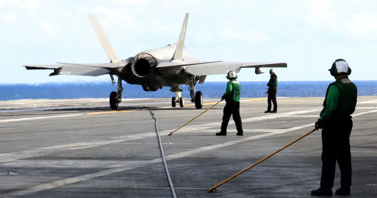 Un avión de combate F-35C en la cubierta del USS Abraham Lincoln.