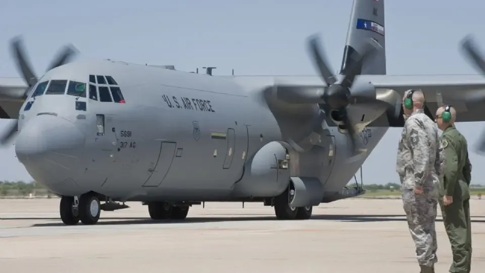 "Un avión de la Fuerza Aérea de EE. UU. aterriza en Toluca durante alertas aéreas."