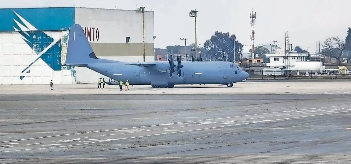 Un avión militar de EE. UU. aterriza en el Aeropuerto Internacional de Toluca.