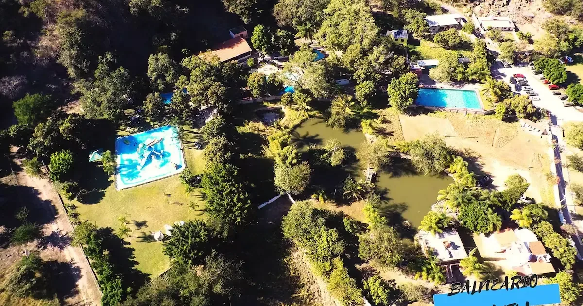 Escapa del bullicio citadino y disfruta de un baño en aguas termales cerca de Guadalajara.