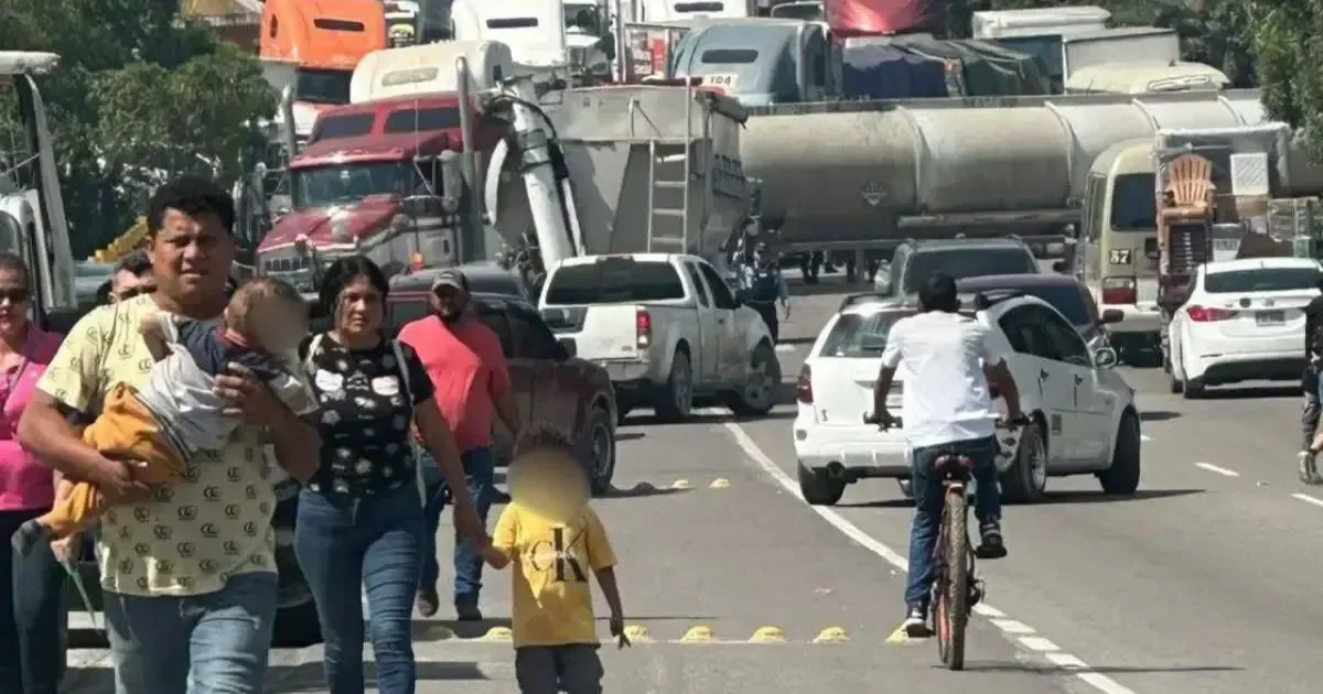 Un brutal choque entre vehículos generó escenas de desesperación en la carretera.