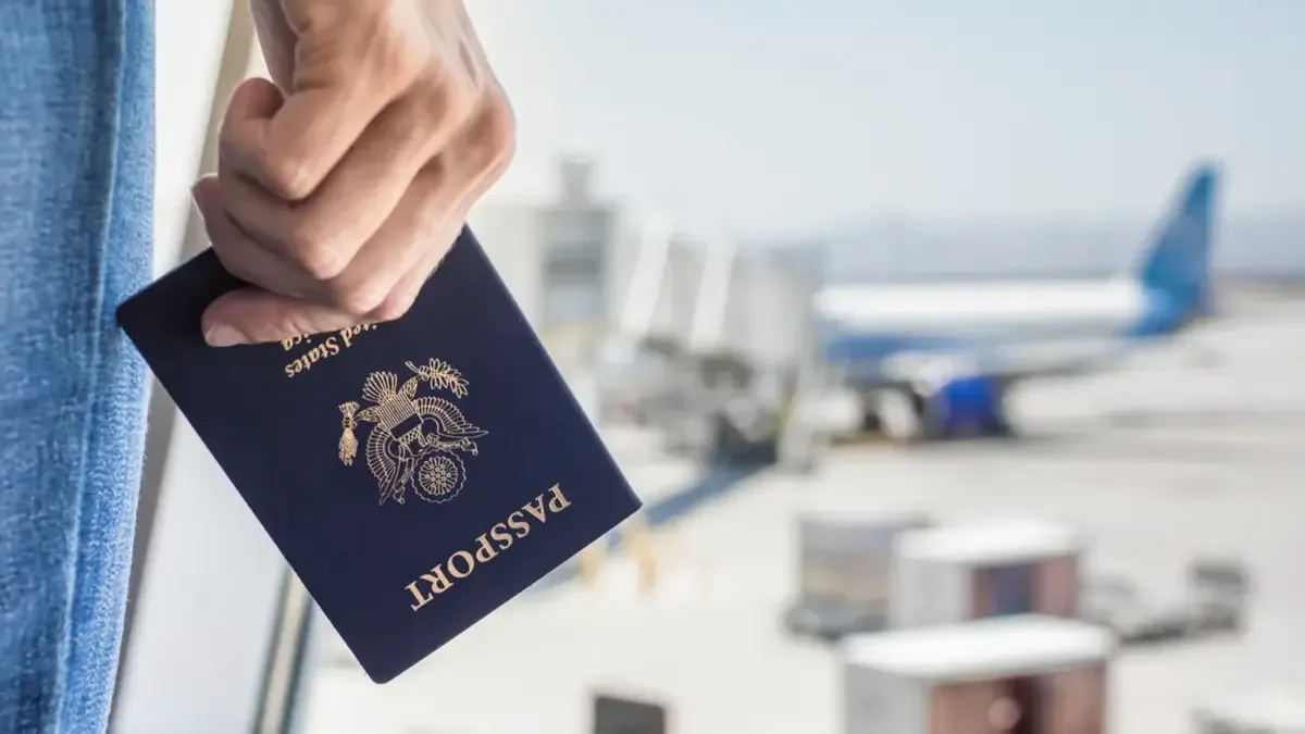 Un cambio en las reglas de renovación de pasaportes puede afectar tus planes de viaje veraniegos.