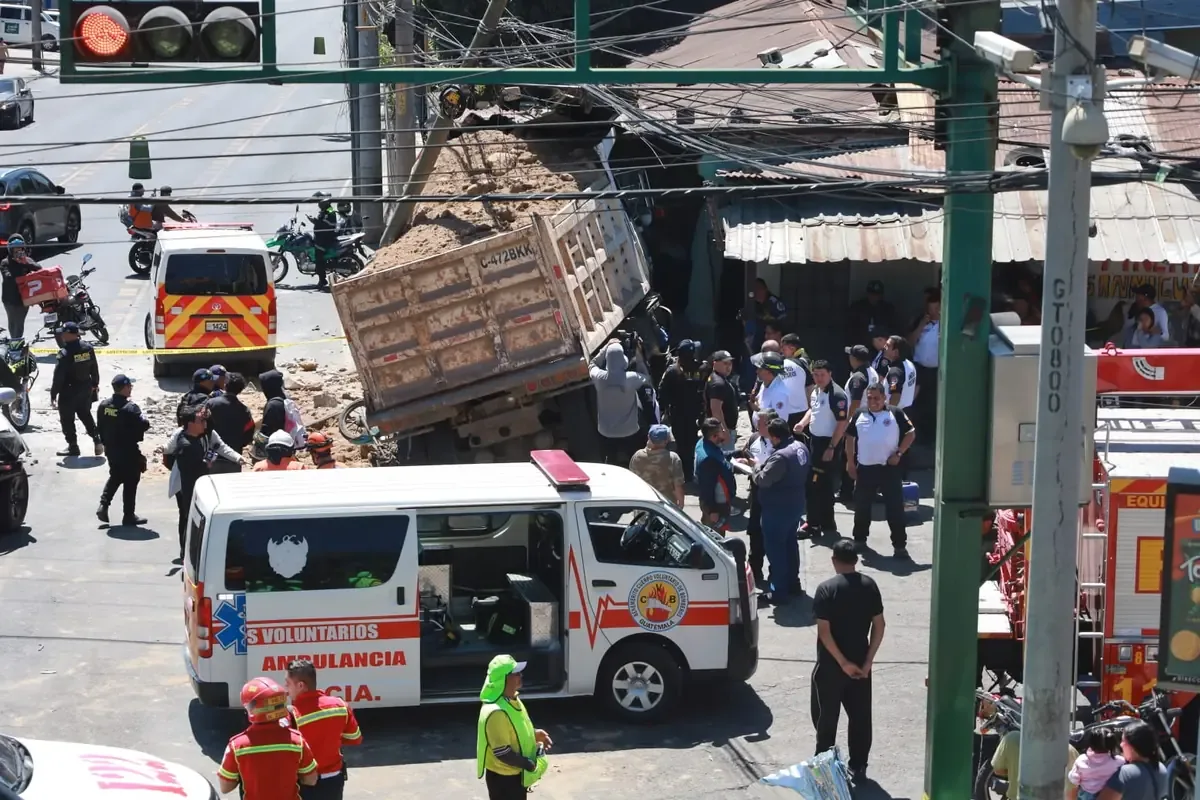 Un camión empotrado en una vivienda interrumpe el tráfico en la zona 13 de Guatemala.