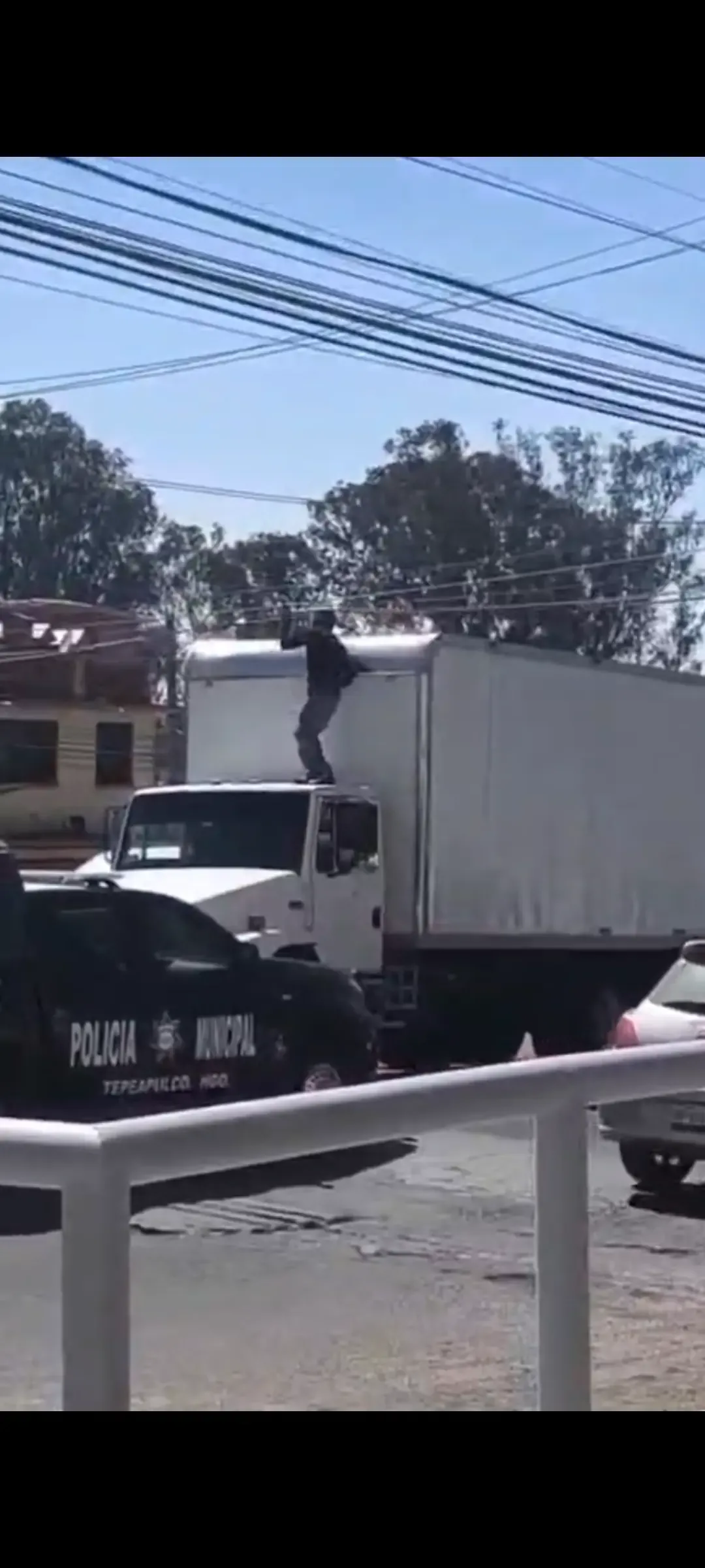 Un camión provocó la caída de cables, generando alerta entre automovilistas y vecinos de la zona.