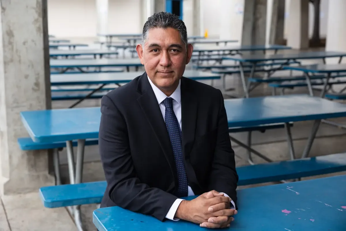 Un candidato demócrata apunta a la alcaldía mientras enfrenta controversias pasadas.