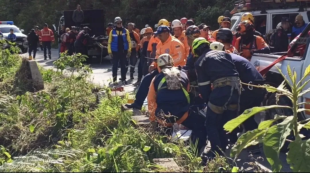 Un catastrófico accidente de transporte deja 12 fallecidos, incluido un docente destacado.