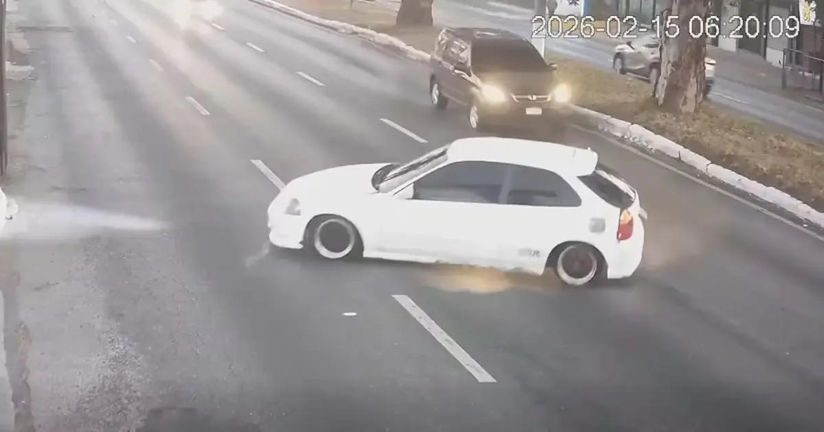 Un choque causado por un conductor ebrio dejó daños materiales, pero no hubo heridos graves.