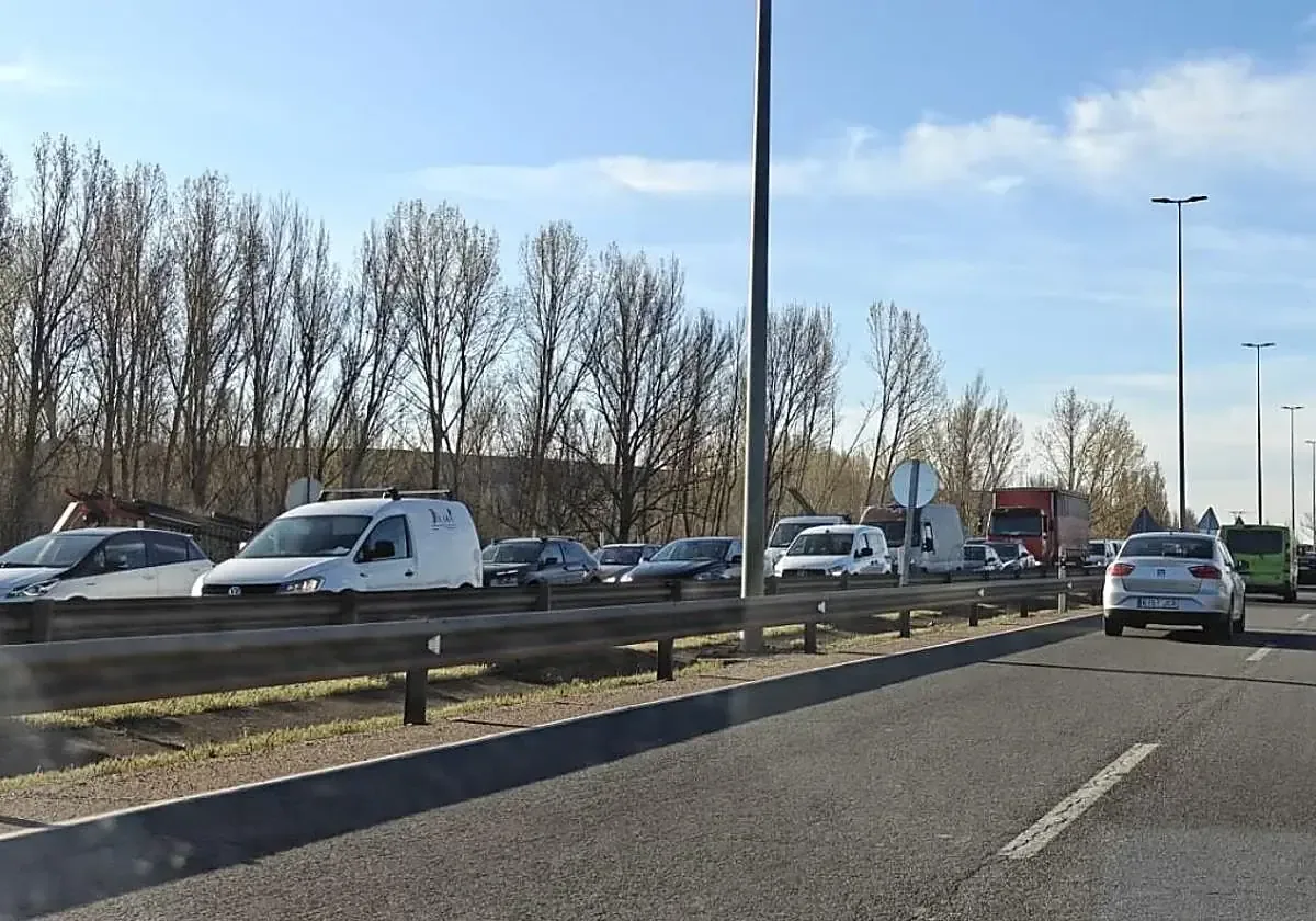Un choque de turismos en la N-630 ocasionó grandes retenciones en la ciudad.