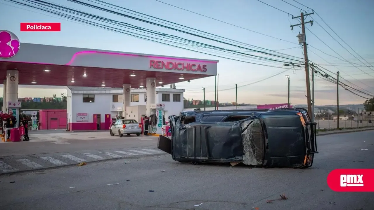 Un choque en Campestre Murua provoca volcadura y congestión de tráfico.