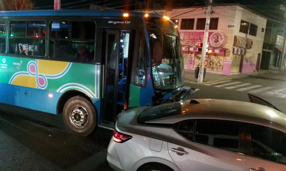 Un choque en la capital queretana dejó solo daños materiales y obstruyó el tránsito.