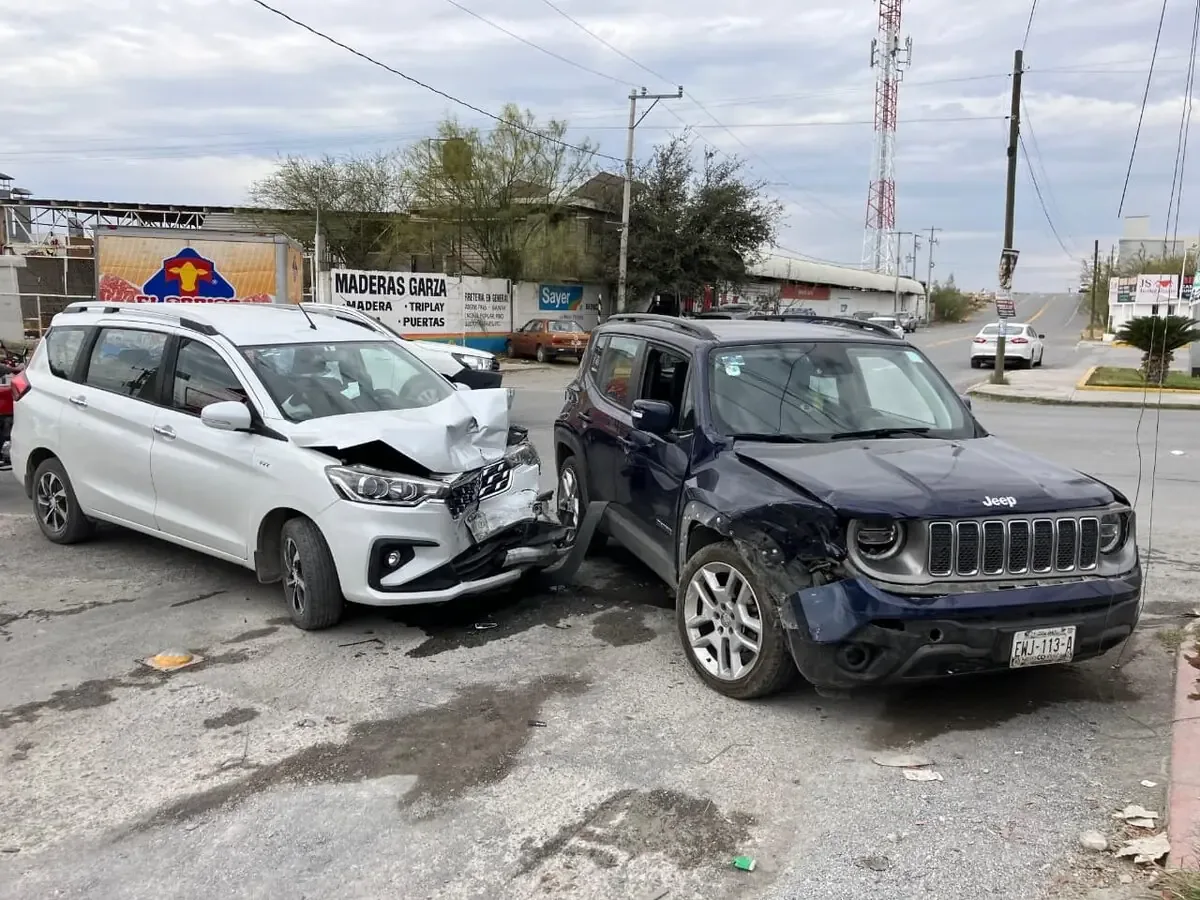 Un choque entre dos camionetas causó lesiones y afectaciones viales en la colonia Guadalupe de Monclova.