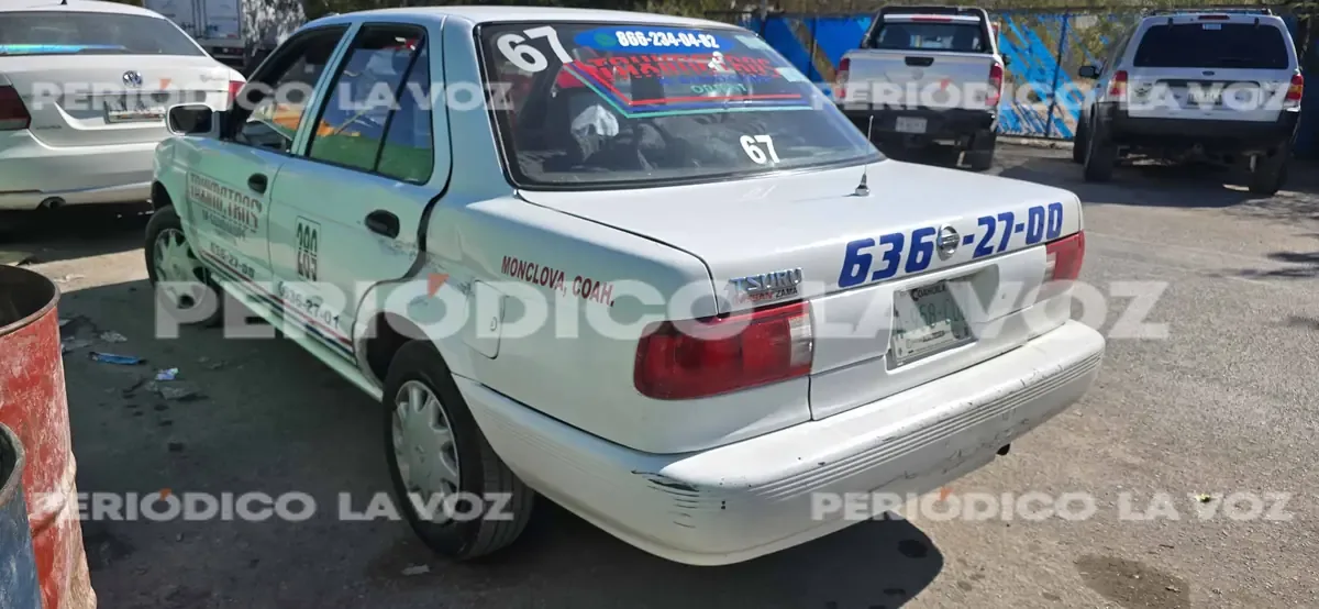 Un choque entre un taxi y una camioneta en Monclova moviliza a autoridades, pero no hay heridos.
