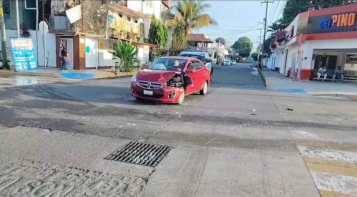 Un choque entre un transporte público y un vehículo particular no dejó lesionados, pero generó complicaciones viales.