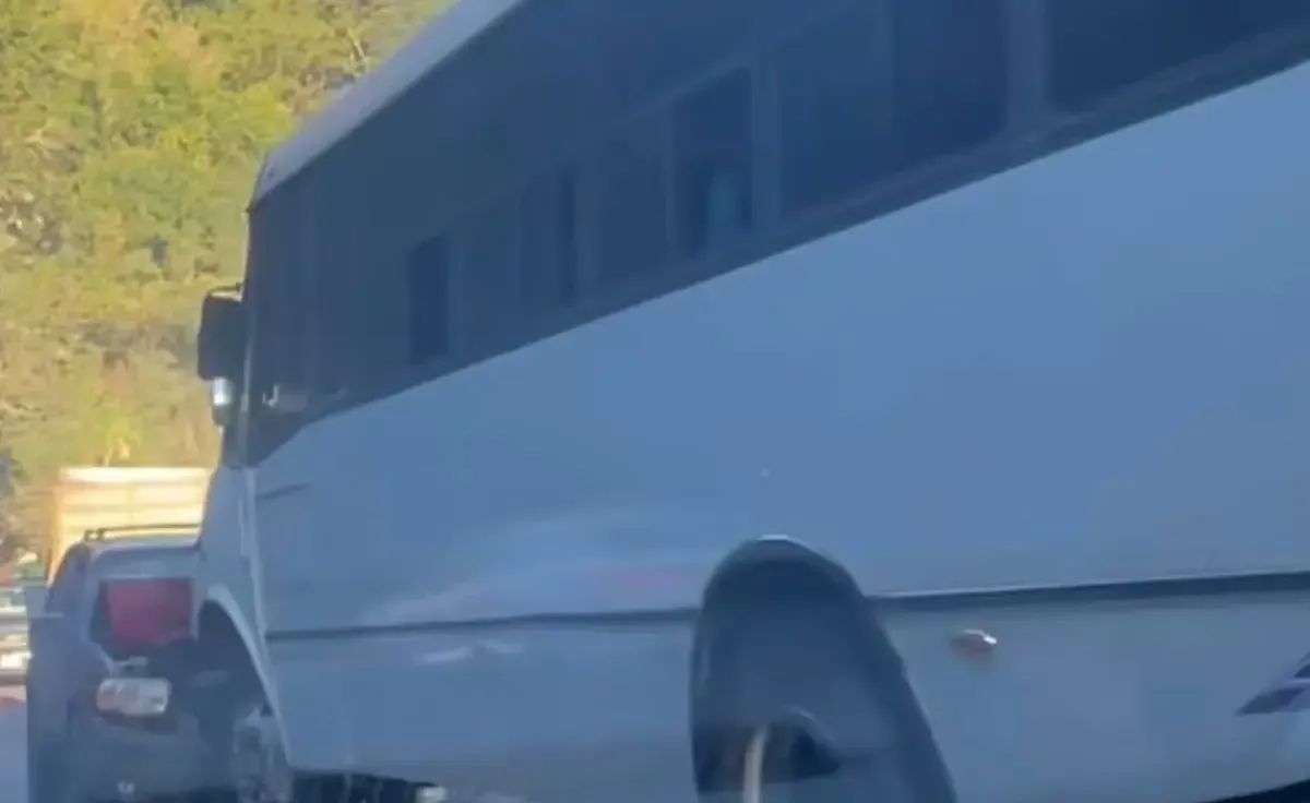 Un choque entre una camioneta y un camión de pasajeros en San Pancho provoca lesiones pero sin necesidad de hospitalización.