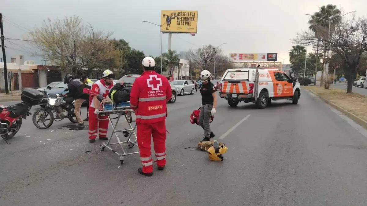 Un choque entre una camioneta y una motocicleta dejó a un conductor lesionado en la colonia AltaVista, generando afectaciones viales.