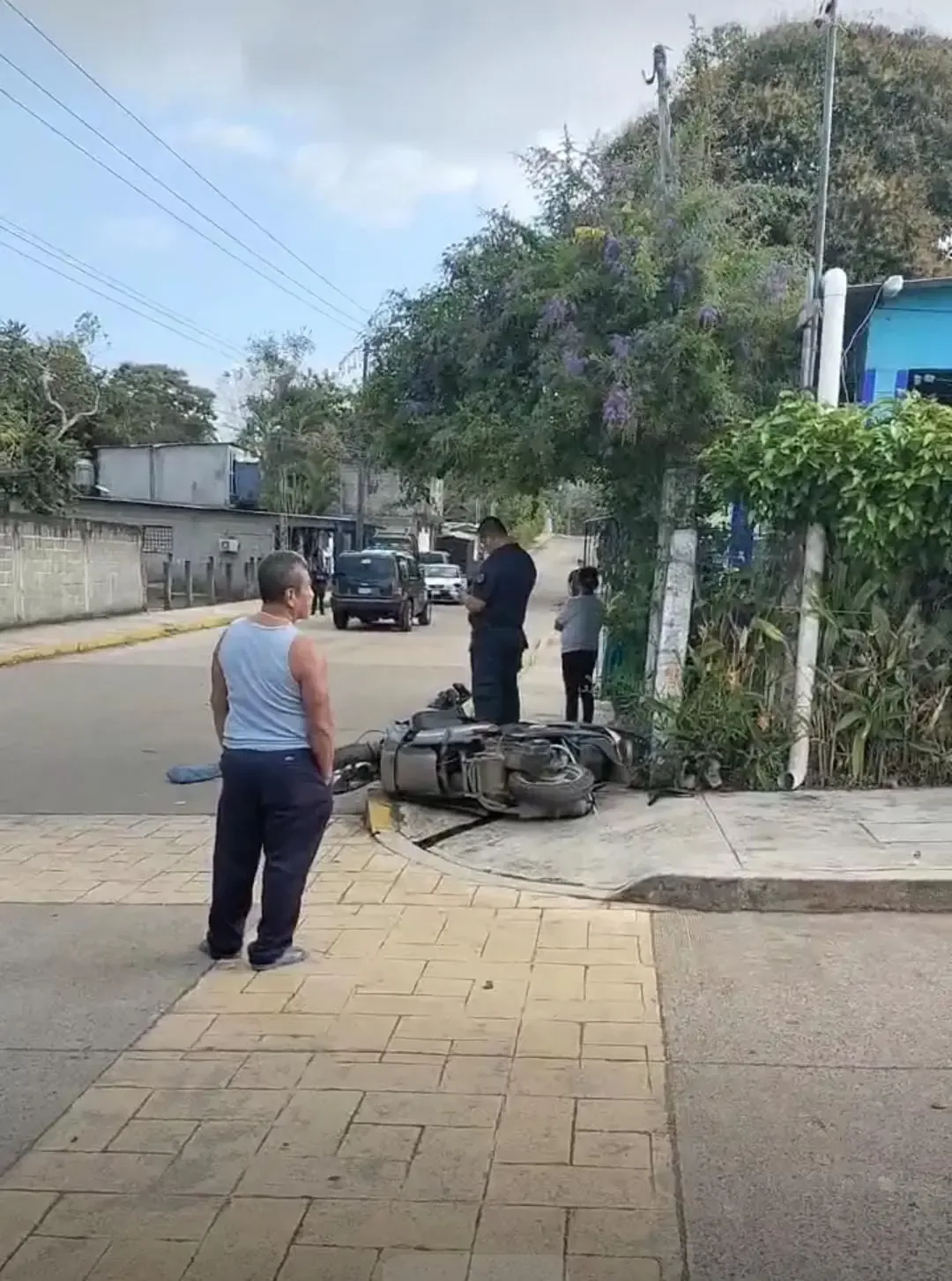 Un choque entre una motoneta y una camioneta dejó a una menor y a una mujer adulta heridas.