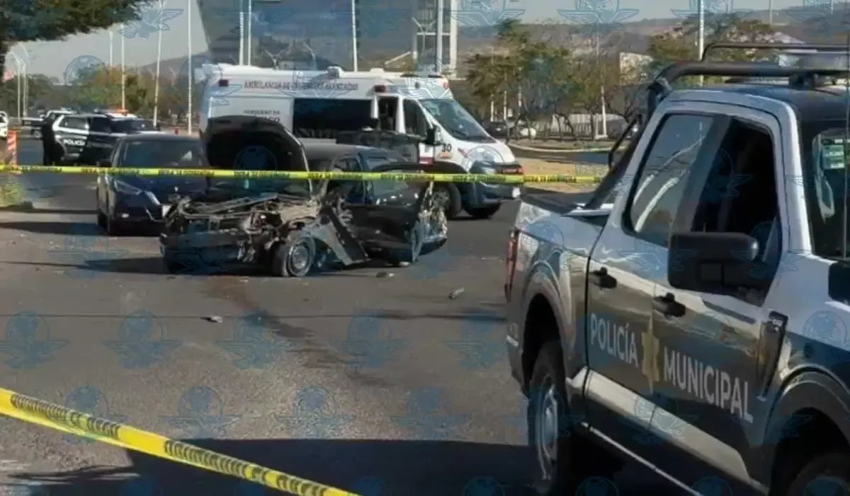 Un choque entre vehículos causó la muerte de un padre y su hijo en Querétaro, además de lesiones a otras personas.