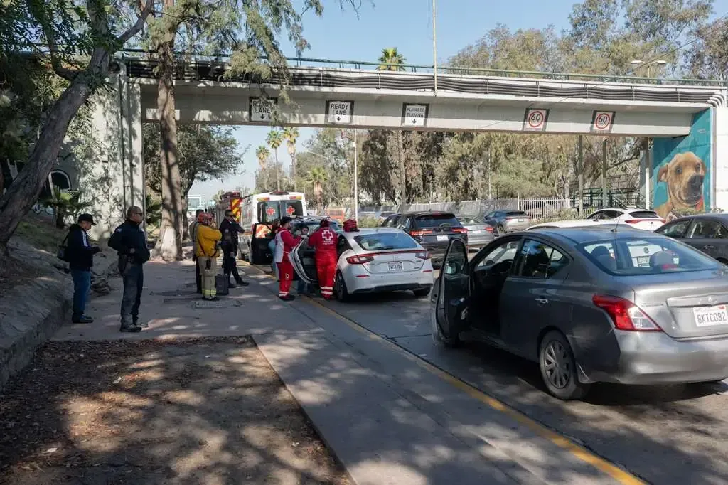 Un choque involucró a tres vehículos en la Vía Rápida Oriente; no hay heridos graves.