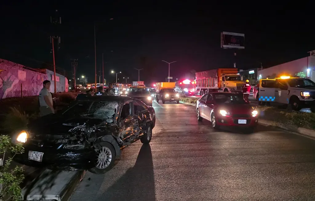 Un choque múltiple en Periférico Poniente causó daños totales en dos vehículos y congestionamiento vial.