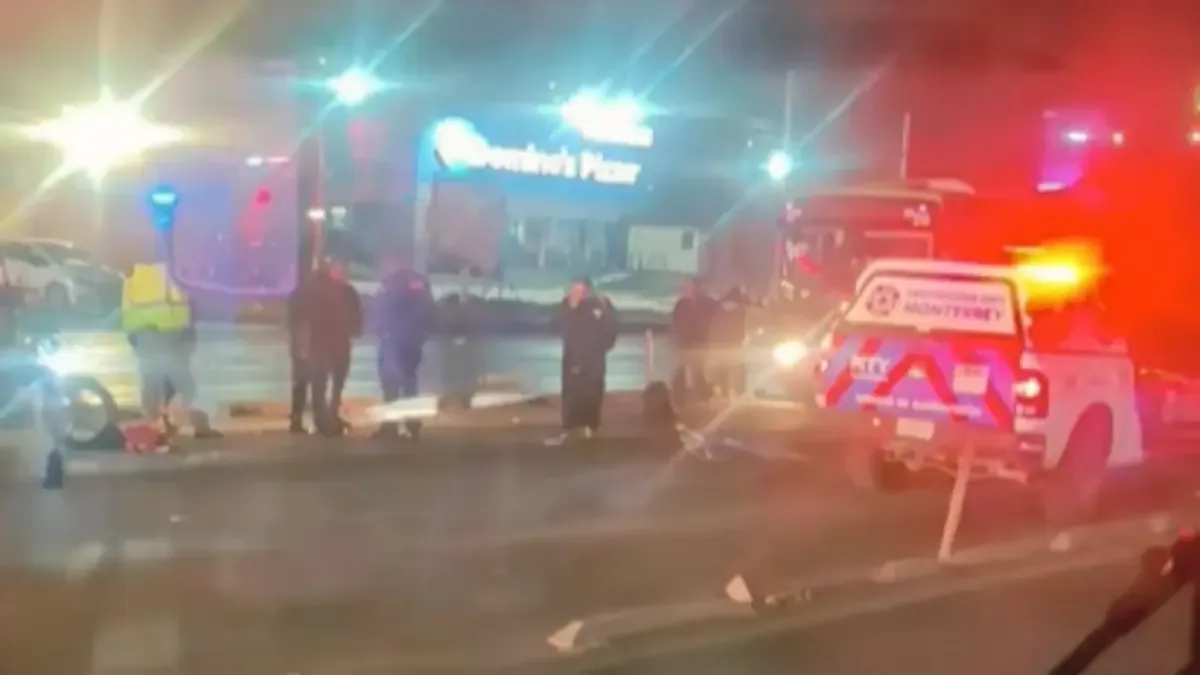Un ciclista fue impactado por unidad de Ecovía en avenida Lincoln, siendo atendido y trasladado a un hospital.