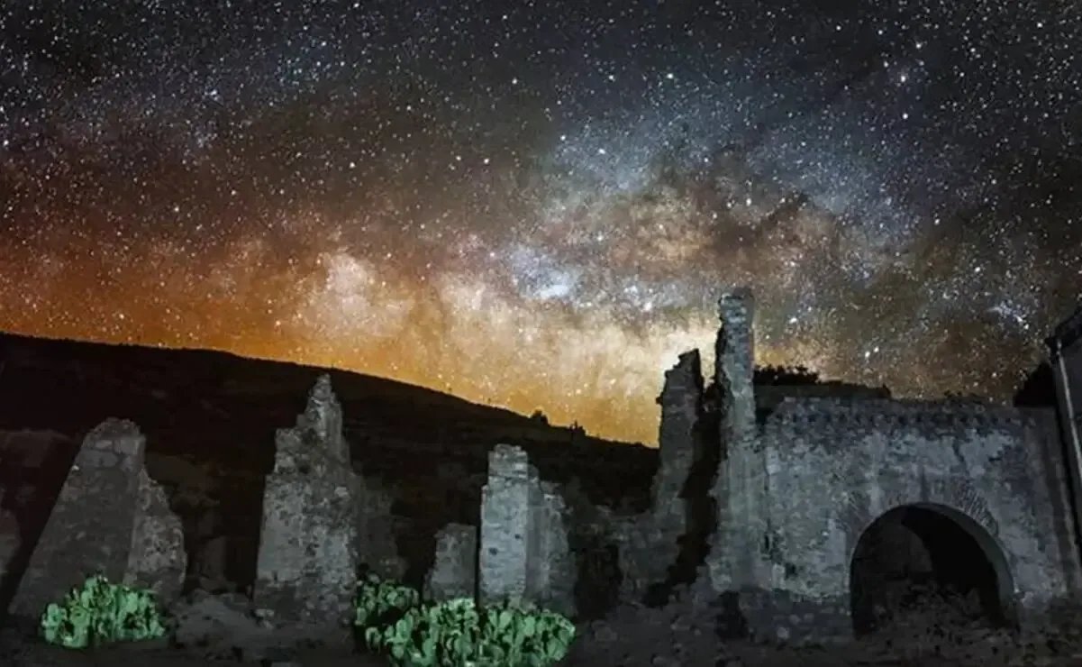 Un cielo estrellado sobre el Altiplano Potosino, ideal para la astronomía.