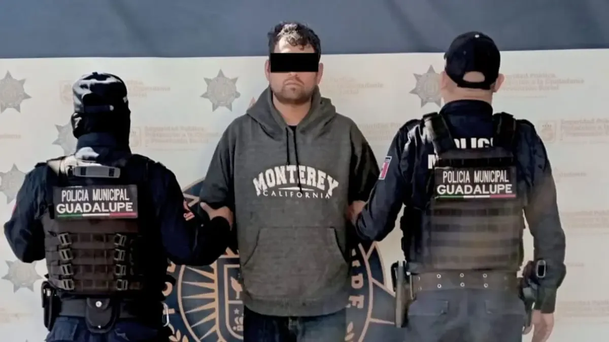 Un ciudadano simula labores de seguridad con luces y sirena, generando confusión en el tráfico.