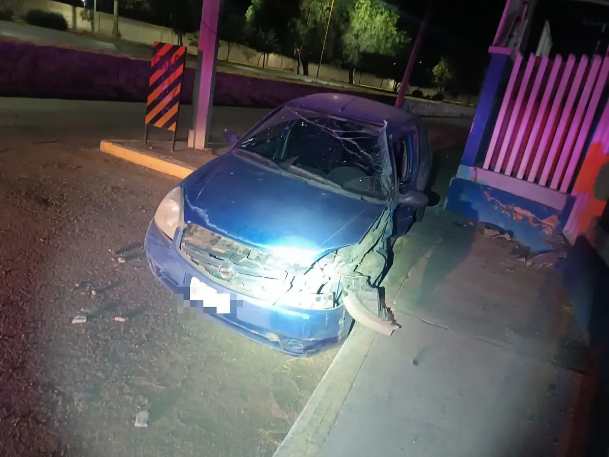 Un conductor abandonó su vehículo tras chocar con una barda escolar.