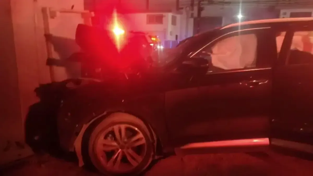 Un conductor resultó lesionado tras el accidente que movilizó a cuerpos de emergencia.