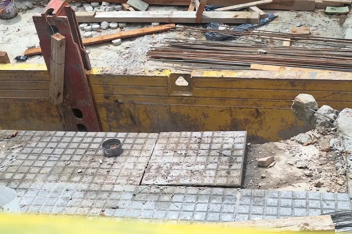 Un desplome de vereda genera preocupación entre los vecinos por la falta de medidas de seguridad.