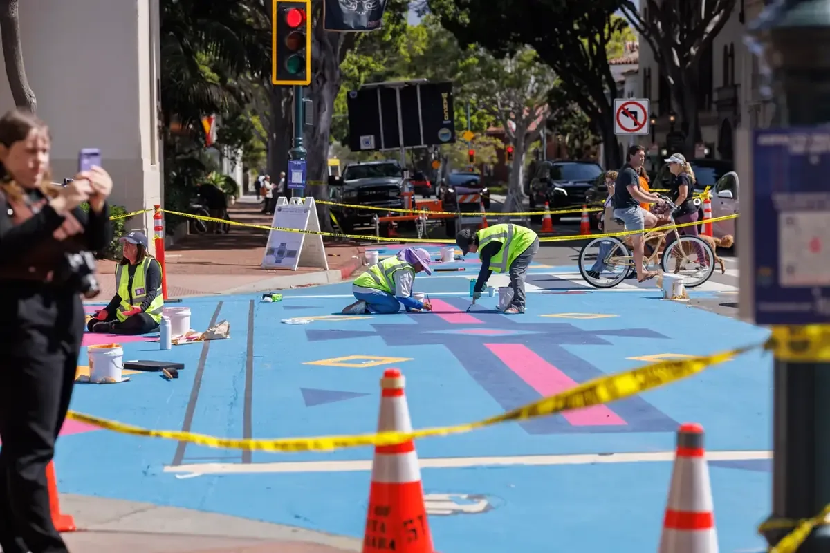 Un destacado proyecto artístico transforma una intersección con influencias culturales.