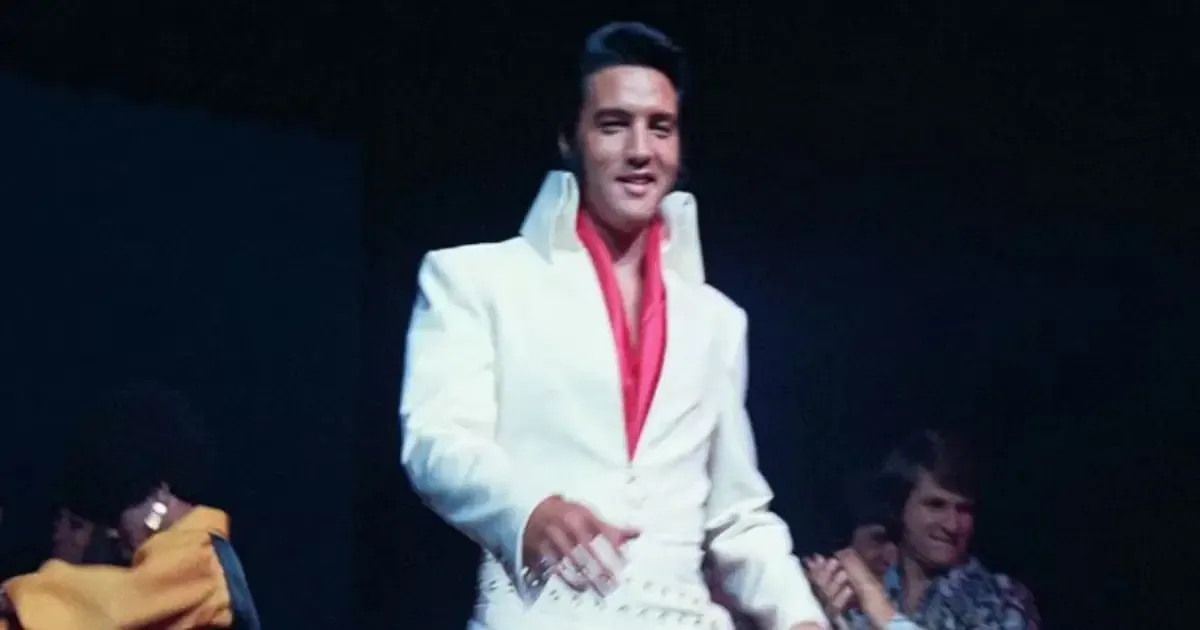 Un documental dirigido por Baz Luhrmann ofrece una mirada única a los momentos previos de Elvis en el escenario y su conexión con la música.