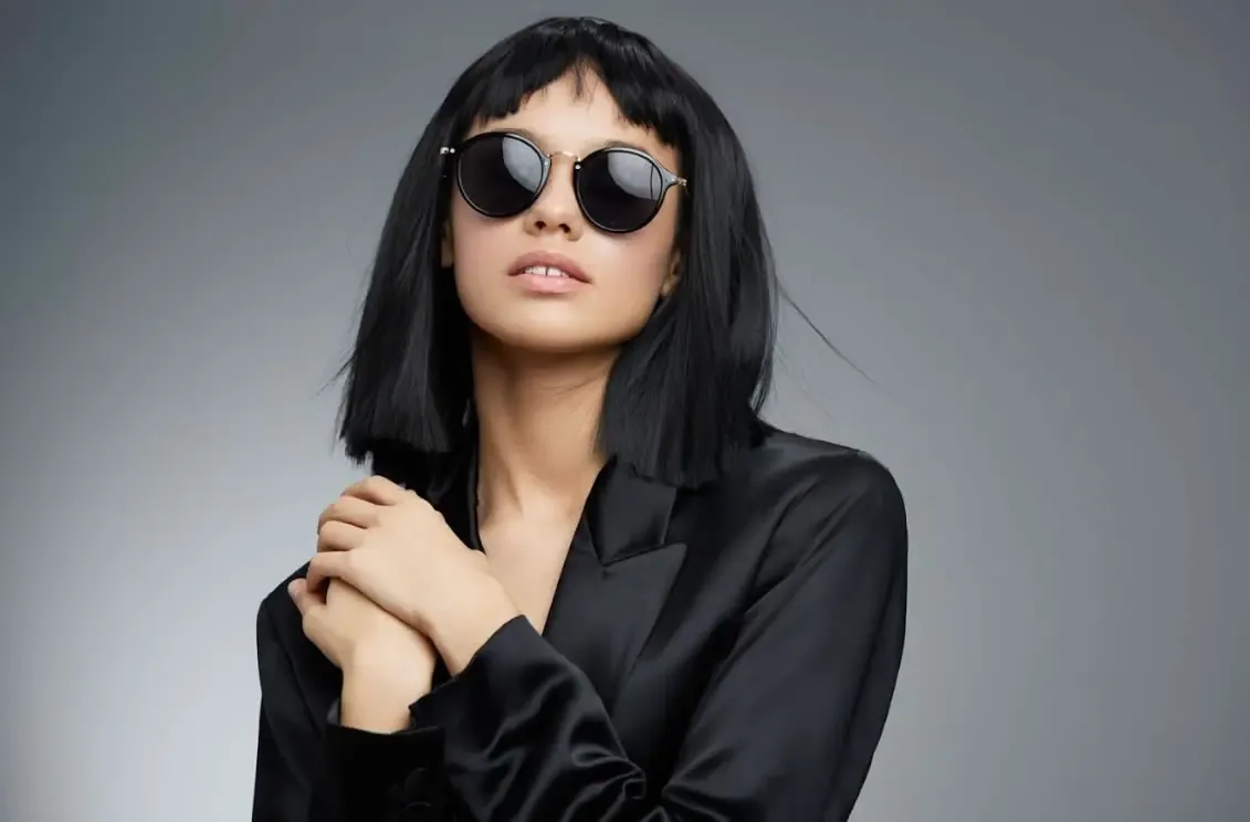 Un elegante look monocromático que destaca por su sofisticación y armonía.