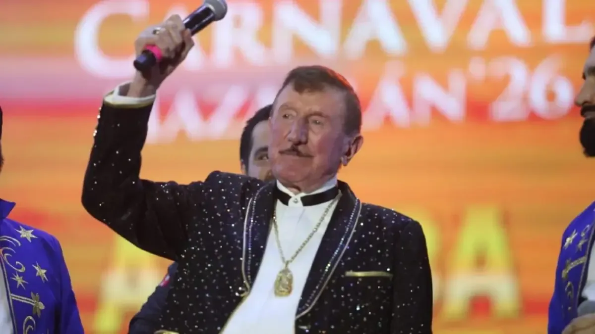 Un emotivo homenaje en el Carnaval de Mazatlán reúne a miles de fanáticos del ícono del regional mexicano.