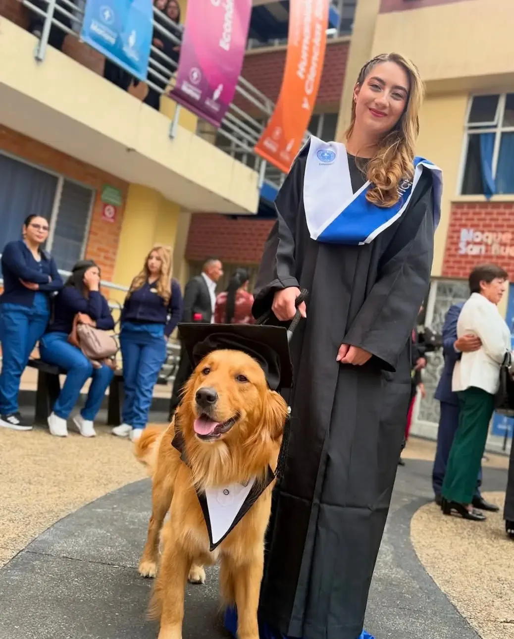 Un emotivo momento se vivió en la Universidad Mariana, donde una graduanda compartió su logro con su fiel compañero.