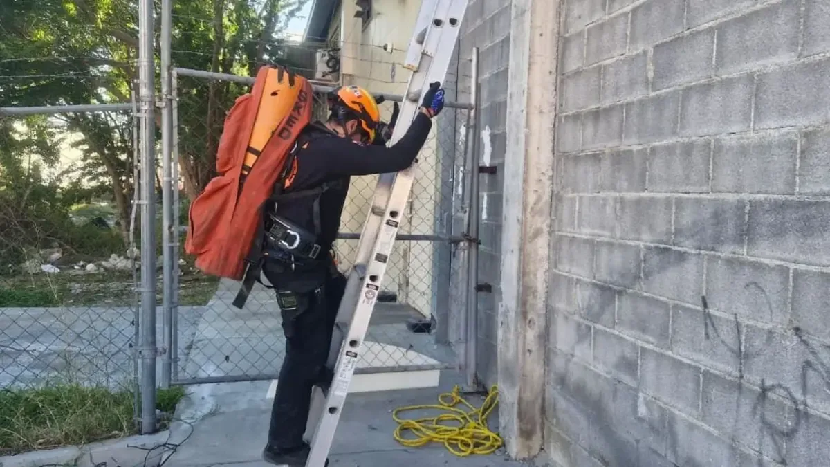 Un empleado sufrió una caída durante labores de mantenimiento en una pizzería.