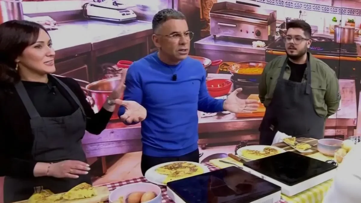 Un empresario reta a su empleada en un programa de cocina en vivo.
