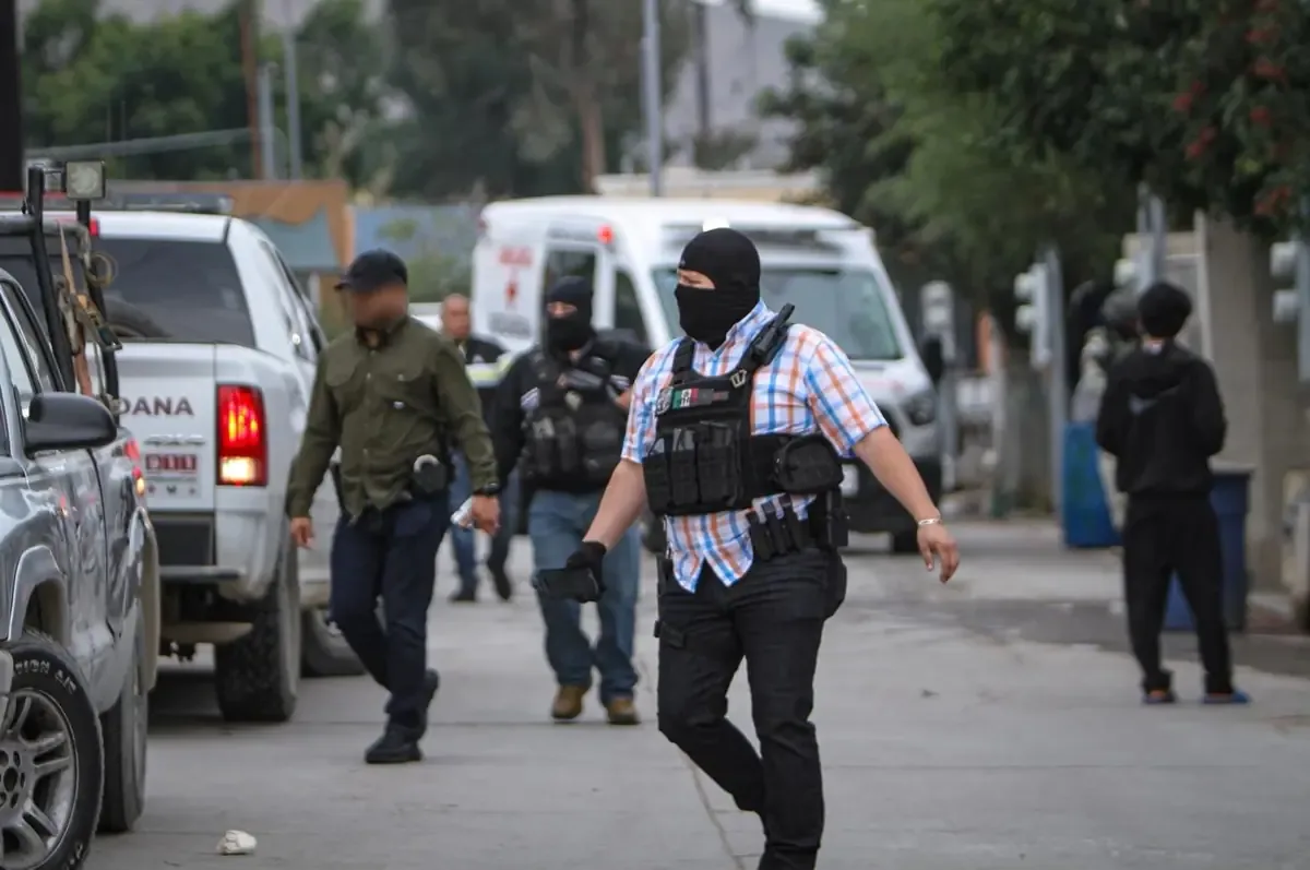 Un enfrentamiento dejó un agente herido y tres detenidos en Tijuana.