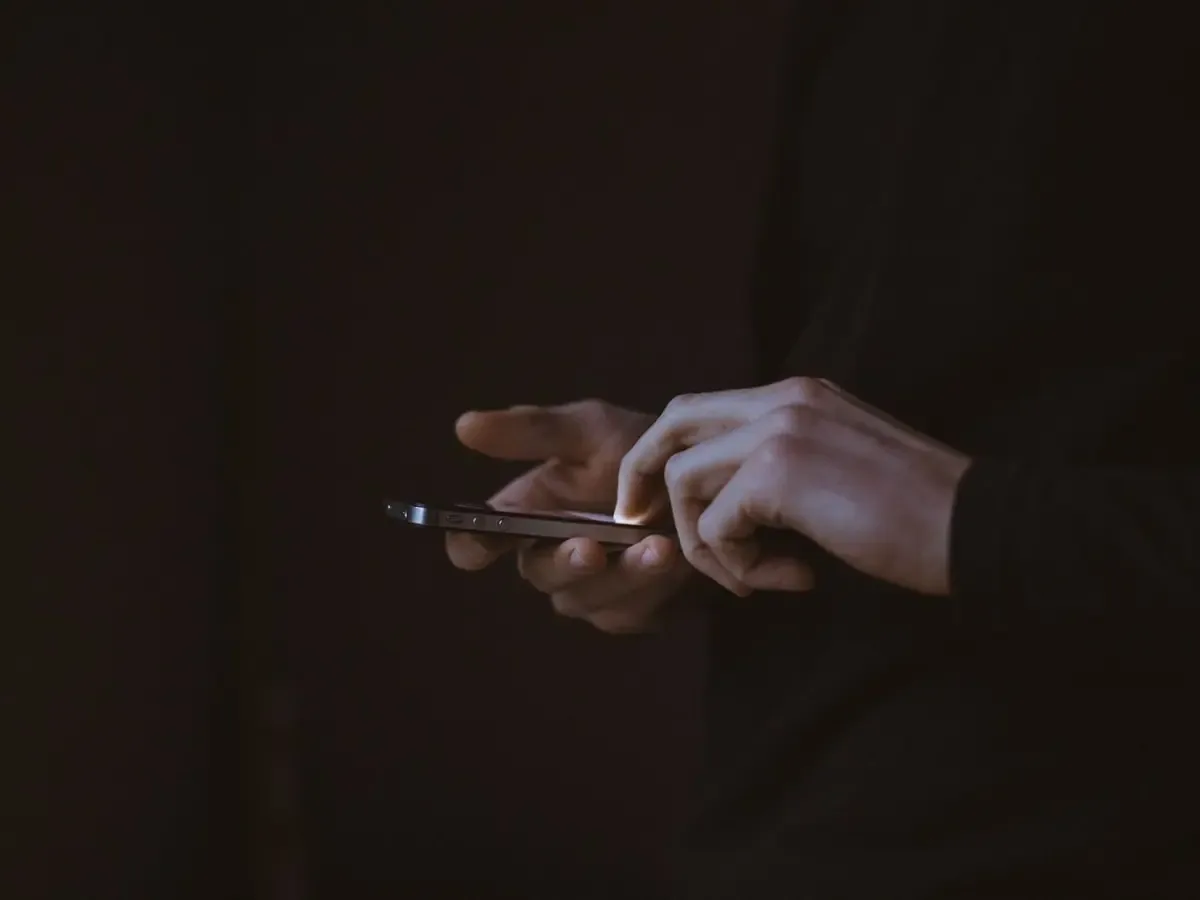 Un estudio revela el impacto negativo de las redes sociales en la salud mental de jóvenes en Madrid.