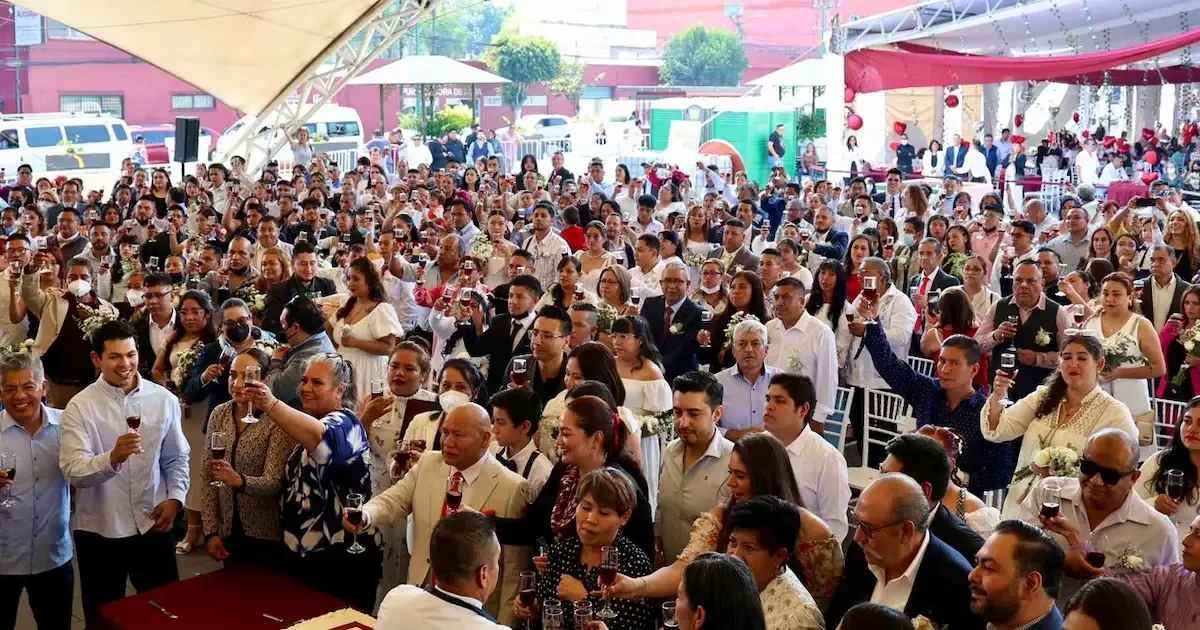 Un evento comunitario celebra el amor con matrimonios gratuitos y una fiesta.