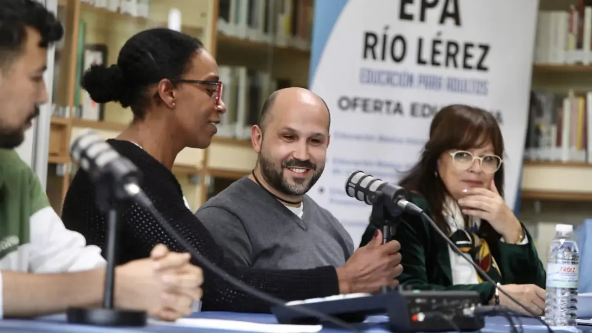 Un evento que destaca la diversidad y el aprendizaje compartido entre estudiantes de diferentes trayectorias.