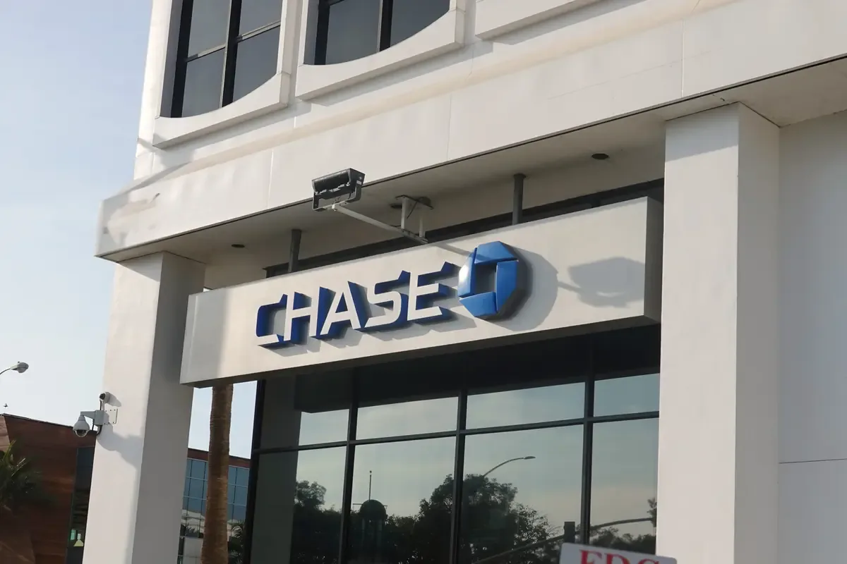 Un ex empleado de Chase concluye un litigio por despido indebido y denuncia de discriminación en la sucursal de Koreatown.