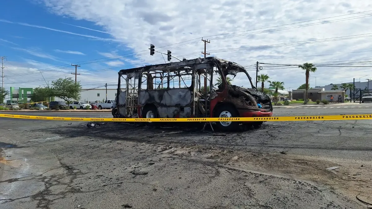 Un conductor falleció calcinado al no poder salir de su auto tras un choque con un camión de pasajeros.